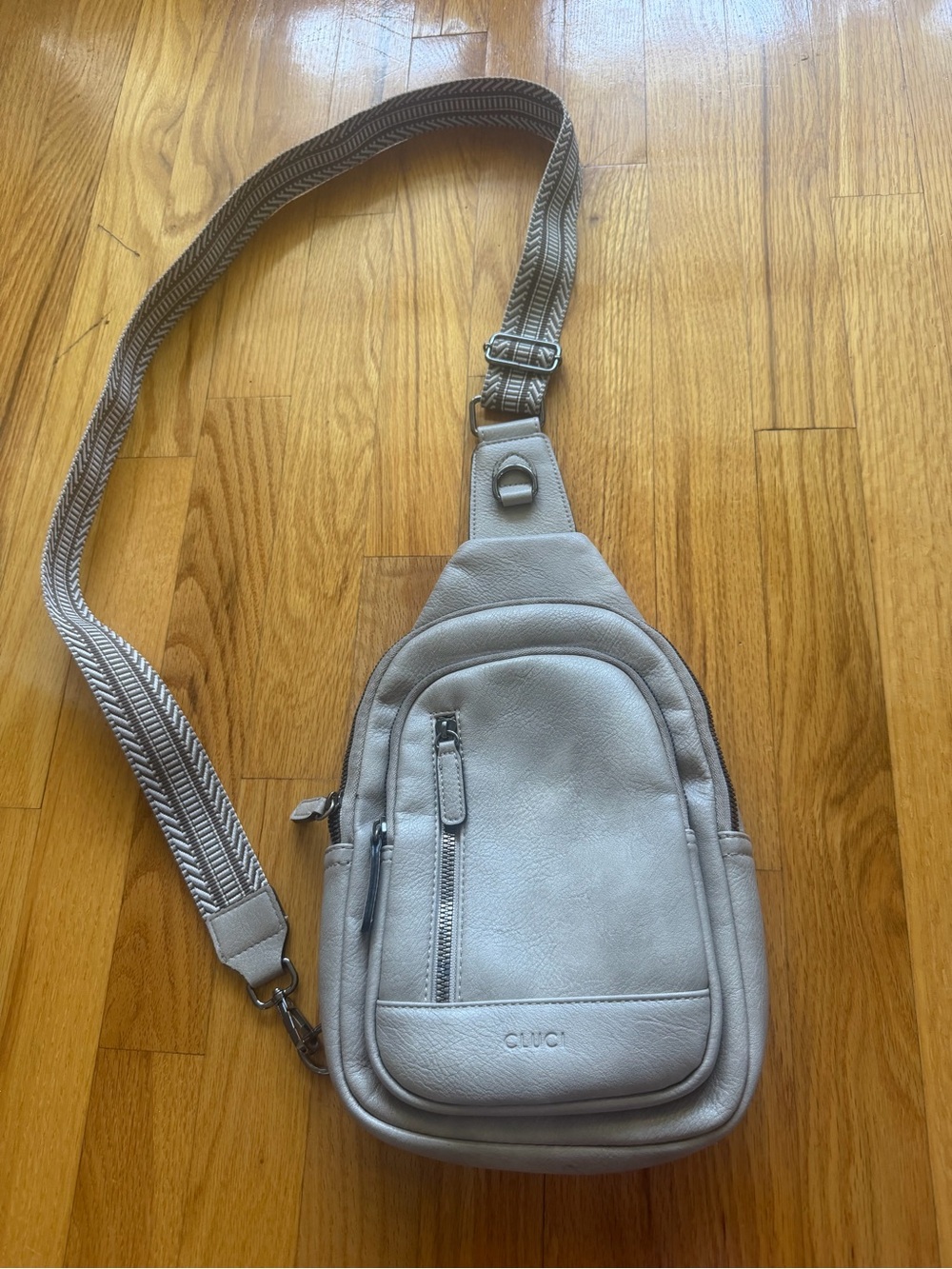 Cluci Sling Crossbody Bag in Light Gray